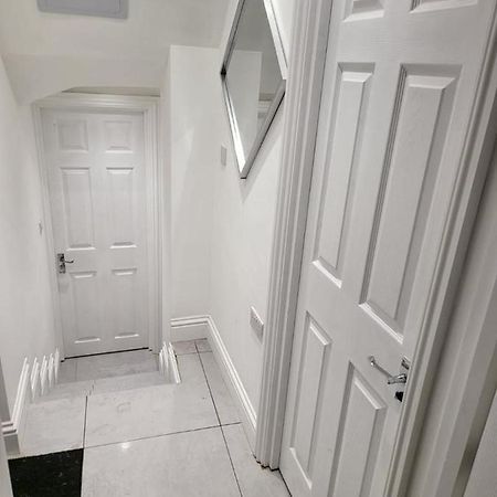 דירות לונדון Fancy Basement Flat A מראה חיצוני תמונה