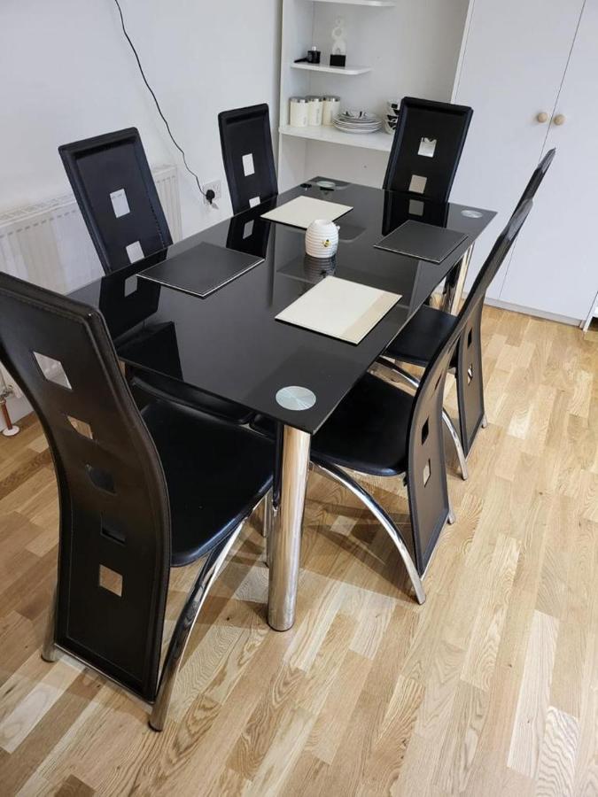 דירות לונדון Fancy Basement Flat A מראה חיצוני תמונה