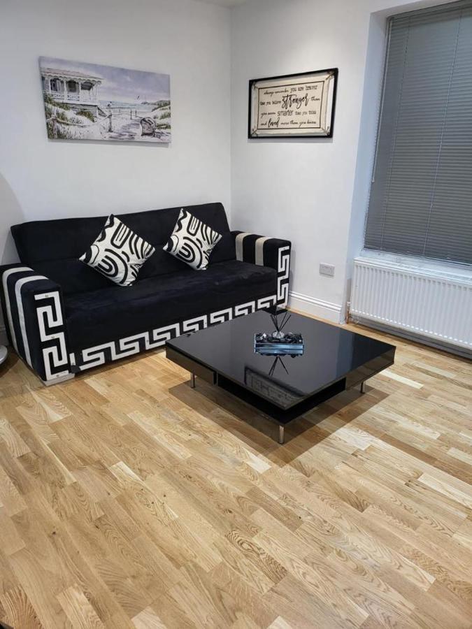 דירות לונדון Fancy Basement Flat A מראה חיצוני תמונה