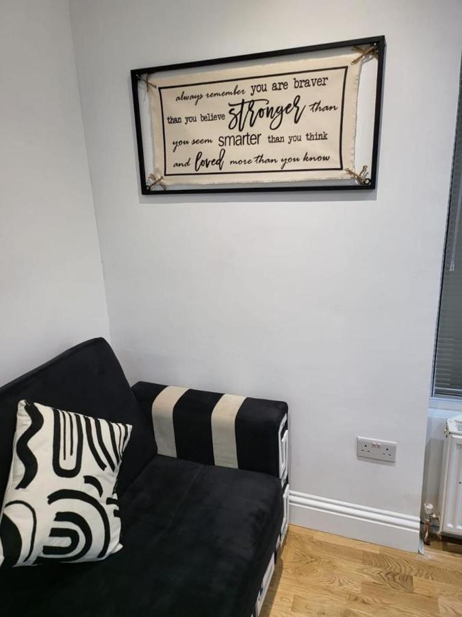 דירות לונדון Fancy Basement Flat A מראה חיצוני תמונה