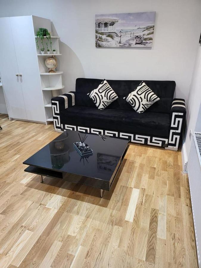 דירות לונדון Fancy Basement Flat A מראה חיצוני תמונה