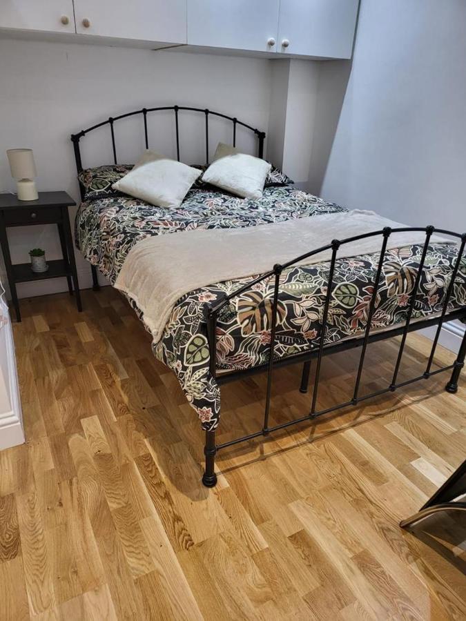 דירות לונדון Fancy Basement Flat A מראה חיצוני תמונה