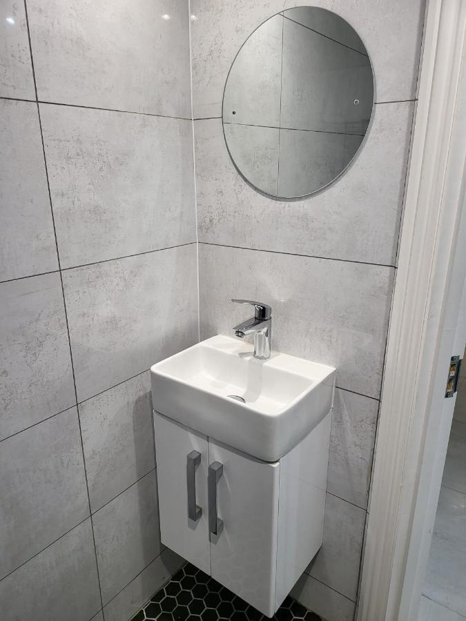 דירות לונדון Fancy Basement Flat A מראה חיצוני תמונה