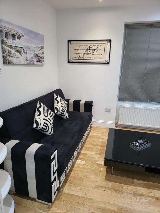 דירות לונדון Fancy Basement Flat A מראה חיצוני תמונה