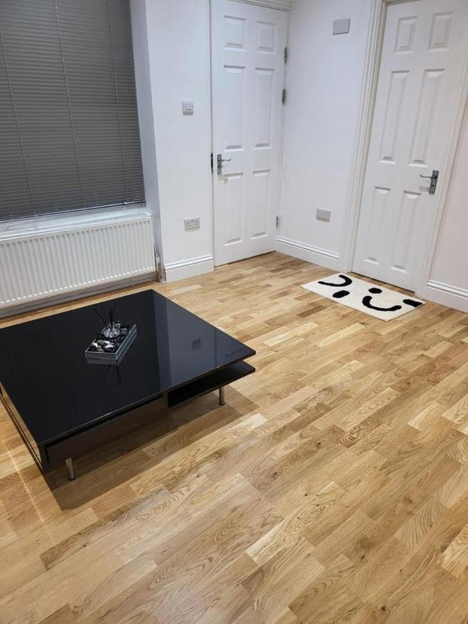 דירות לונדון Fancy Basement Flat A מראה חיצוני תמונה