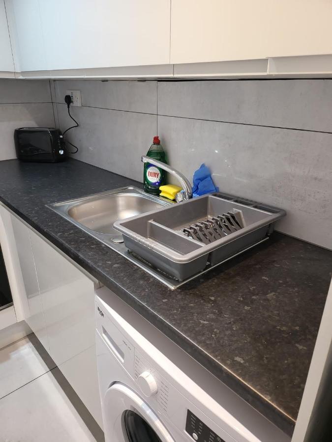 דירות לונדון Fancy Basement Flat A מראה חיצוני תמונה